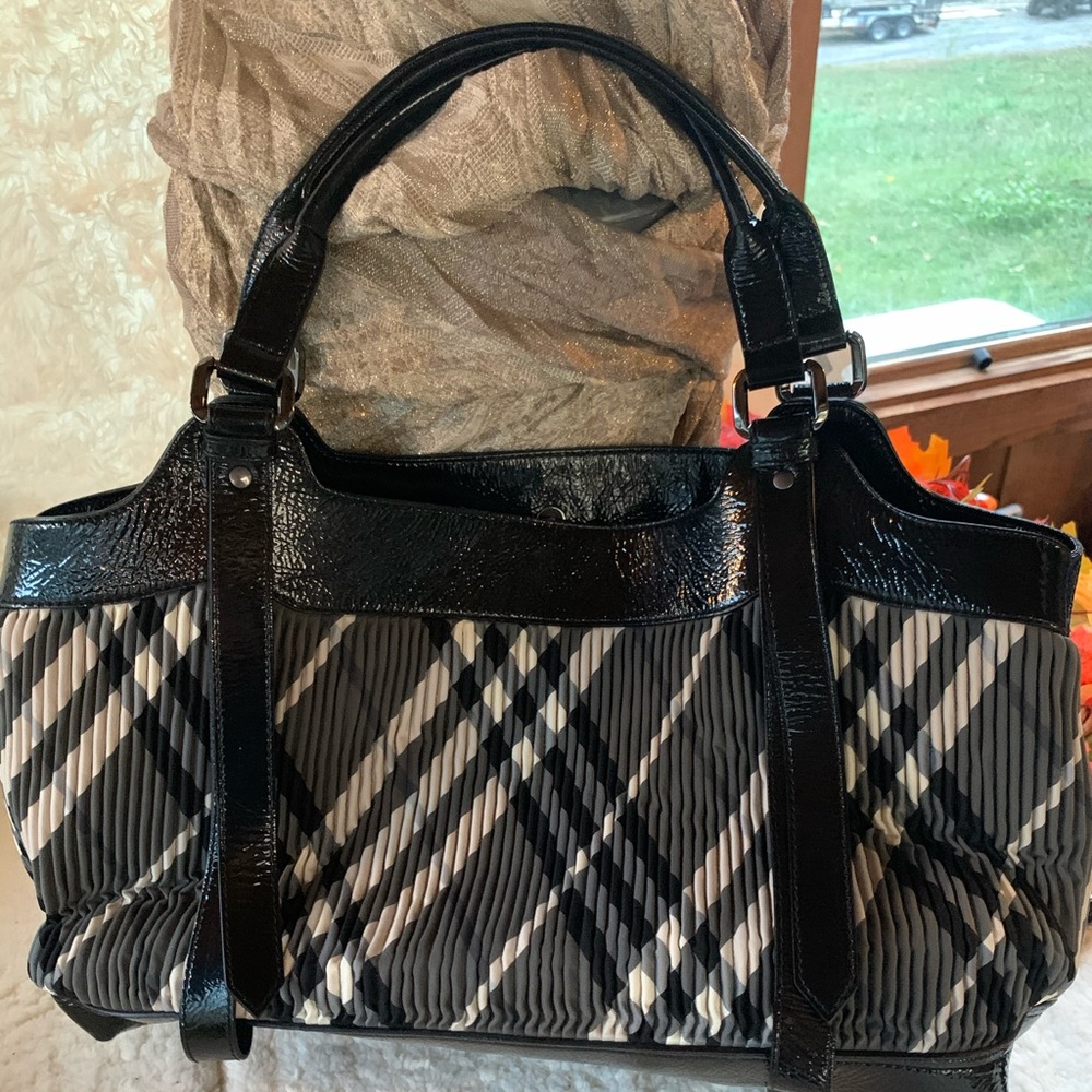 💯Burberry Black Patent Beat Check East/West Bag